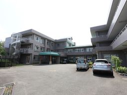 広々とした施設の外観