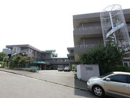 広々とした外観の施設