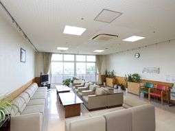広々とした明るいラウンジ