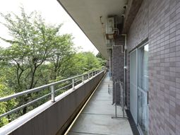 バルコニーと緑の景色