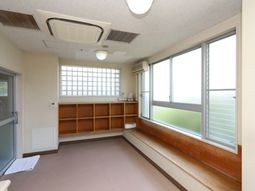 窓際の明るい和室