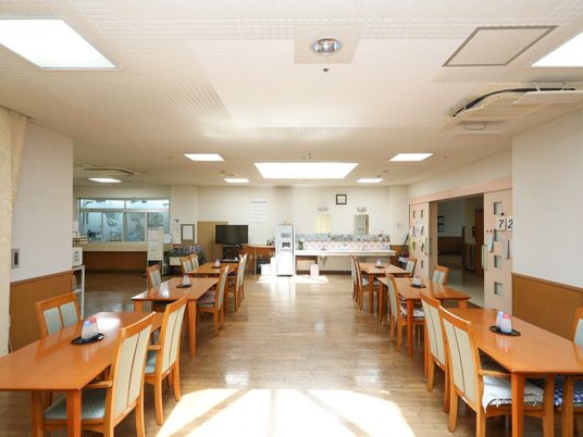 日当たりの良い広々とした食堂