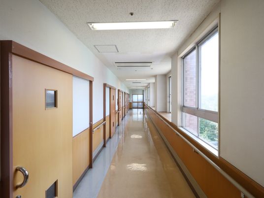 広々とした明るい廊下