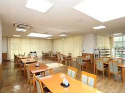 明るい食堂の様子