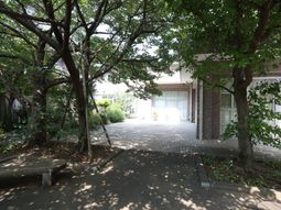 緑豊かな施設のエントランス