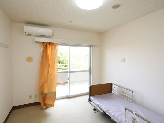 明るい個室の居室