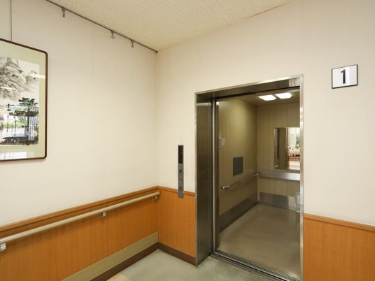 手すり付き廊下とエレベーター