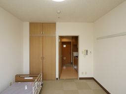 明るい居室の内観