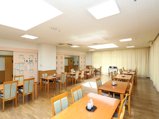 広々とした明るい食堂