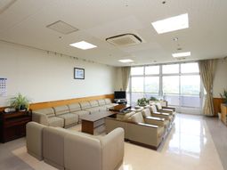 広々した明るいラウンジ