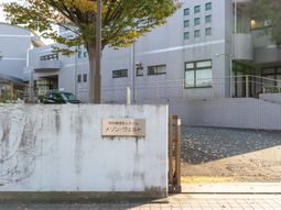 落ち着いた外観の建物