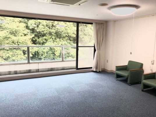 清潔な居室窓と緑