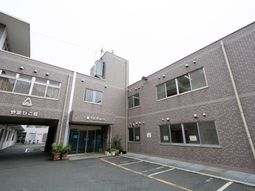 明るい建物の外観