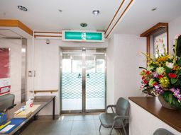 出口が見えるロビー空間