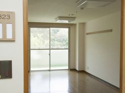 明るいベランダ付きの居室