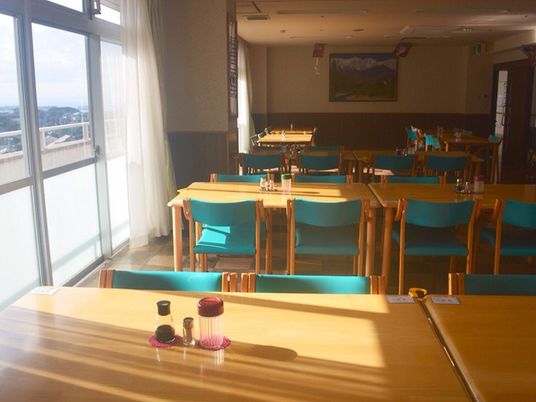 明るい空間の食堂風景
