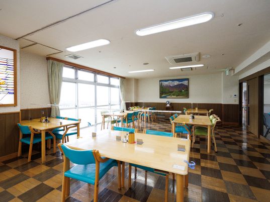 明るい空間の食堂