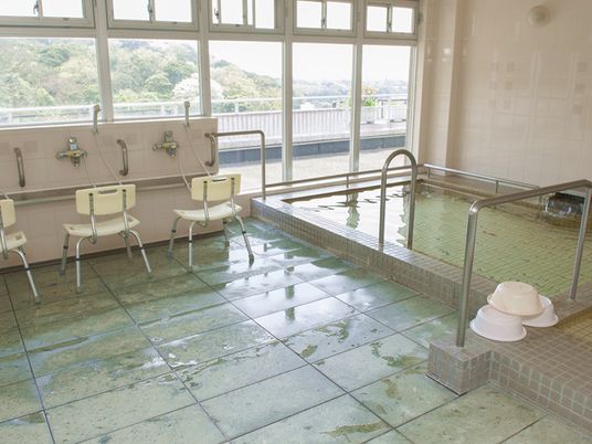 広々とした明るい浴室