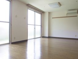 広々とした明るい部屋