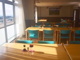 明るい食堂のテーブル