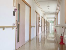 明るい廊下の風景