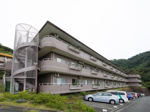 施設の外観と駐車場
