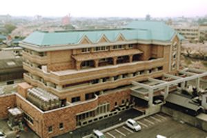 屋根付きの大きな建物外観