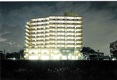 夜の外観の建物