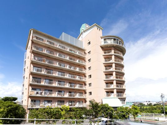 多階層の大型建物外観