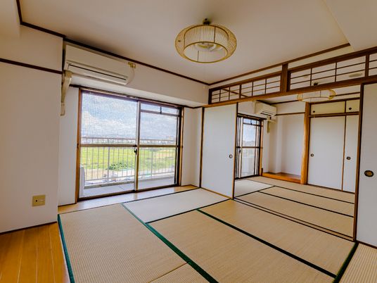 明るい広々とした和室