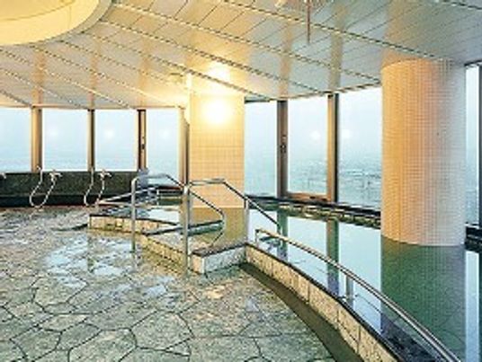 海を望む明るい浴室