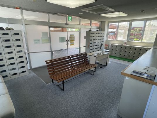 ゆったり木製ベンチのロビー