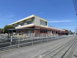 ゆったりとした建物の外観