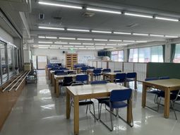 広々とした明るい食堂