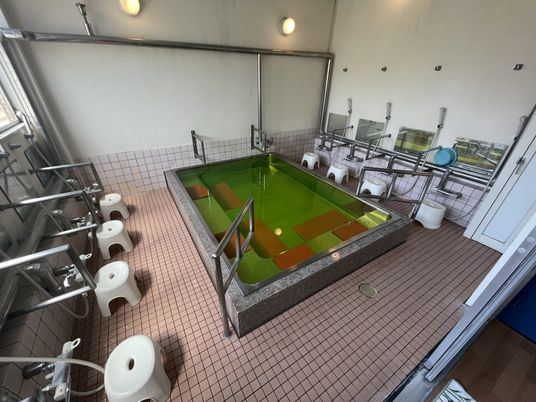 広々とした明るい浴室