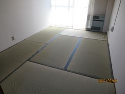 明るい和室の一室