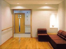 明るい待合室の様子