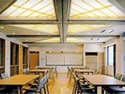 明るい自然光の多目的室