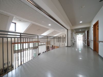 明るい廊下の風景