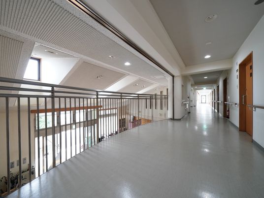 明るい廊下の風景