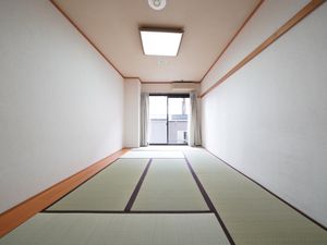 明るい和室の居室