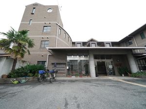 暖かみのある建物エントランス
