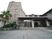 暖かみのある建物エントランス