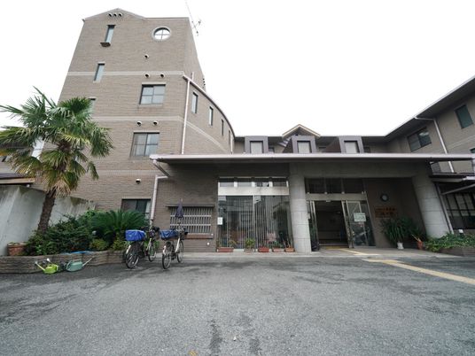 暖かみのある建物エントランス