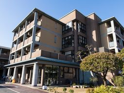 快適な施設のエントランス