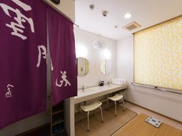 紫ののれんと洗面台