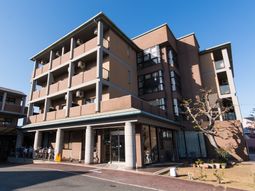 明るい外観の建物