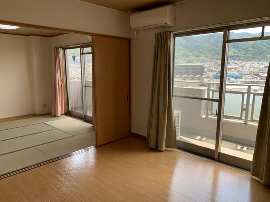 明るい和洋室の居室