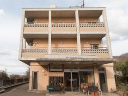 明るいエントランスの建物