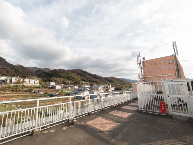中庭の開放的な景色 屋上 開放的な中庭からは、美しい緑と周囲の景色が望め、日々の憩いの場になっています。季節の移り変わりを感じながらお過ごしいただけます。
